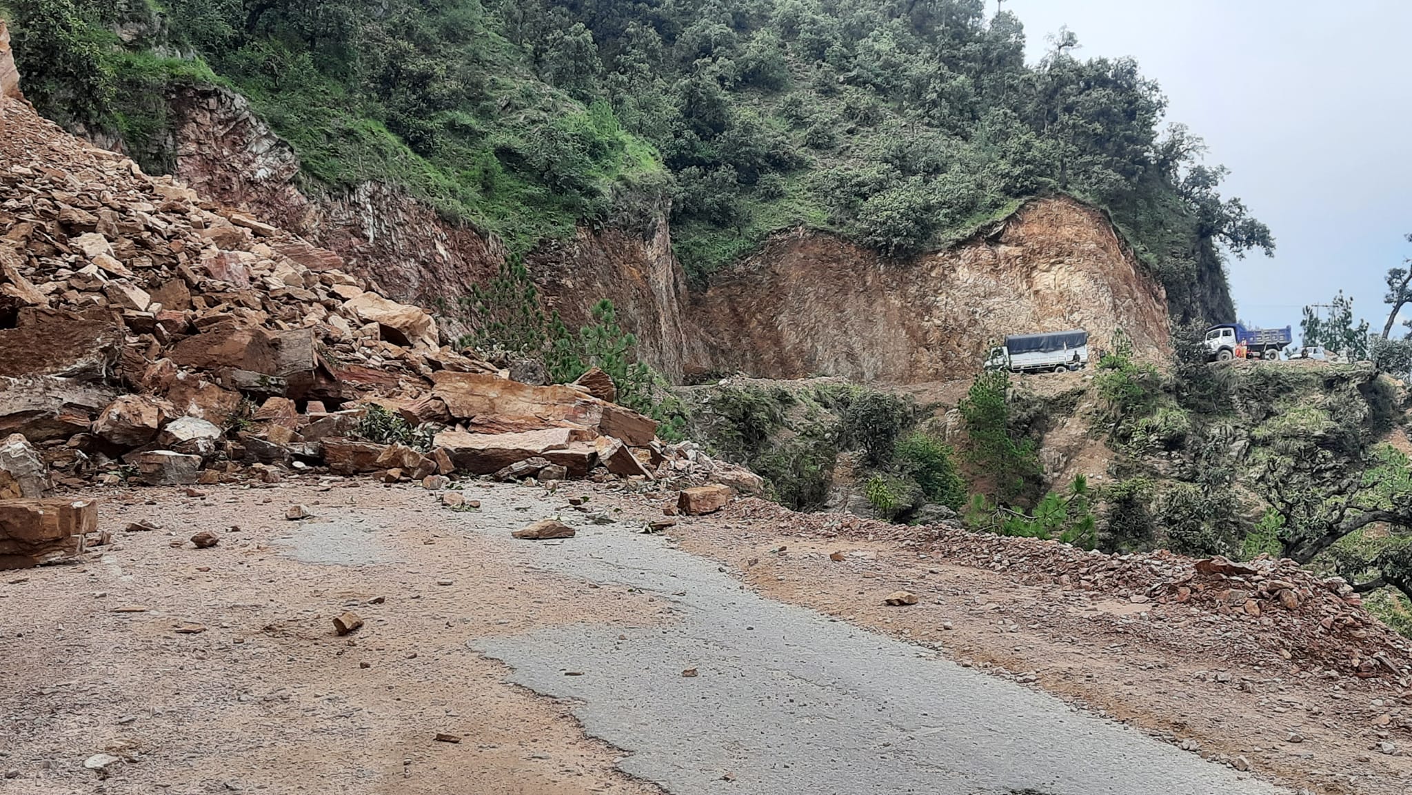 पहिरोको कारण दशरथचन्द राजमार्ग अवरुद्ध 
